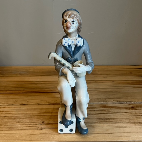 Cascades Porcelain Clown Musician Playing Saxophone Made In Spain - Picture 1 of 8